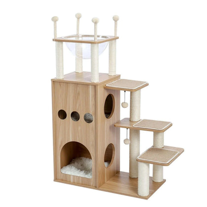 Arbre à chat en bois clair sur fond blanc, avec niche, plateformes en sisal et bulle transparente au sommet
