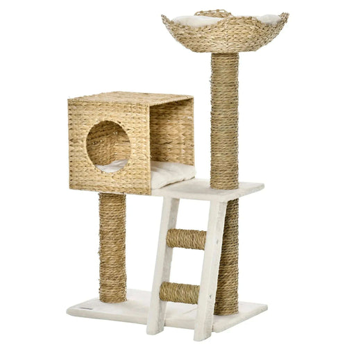 Arbre à chat en osier tressé avec niche ronde, panier hamac en haut et échelle blanche, vu de trois quarts