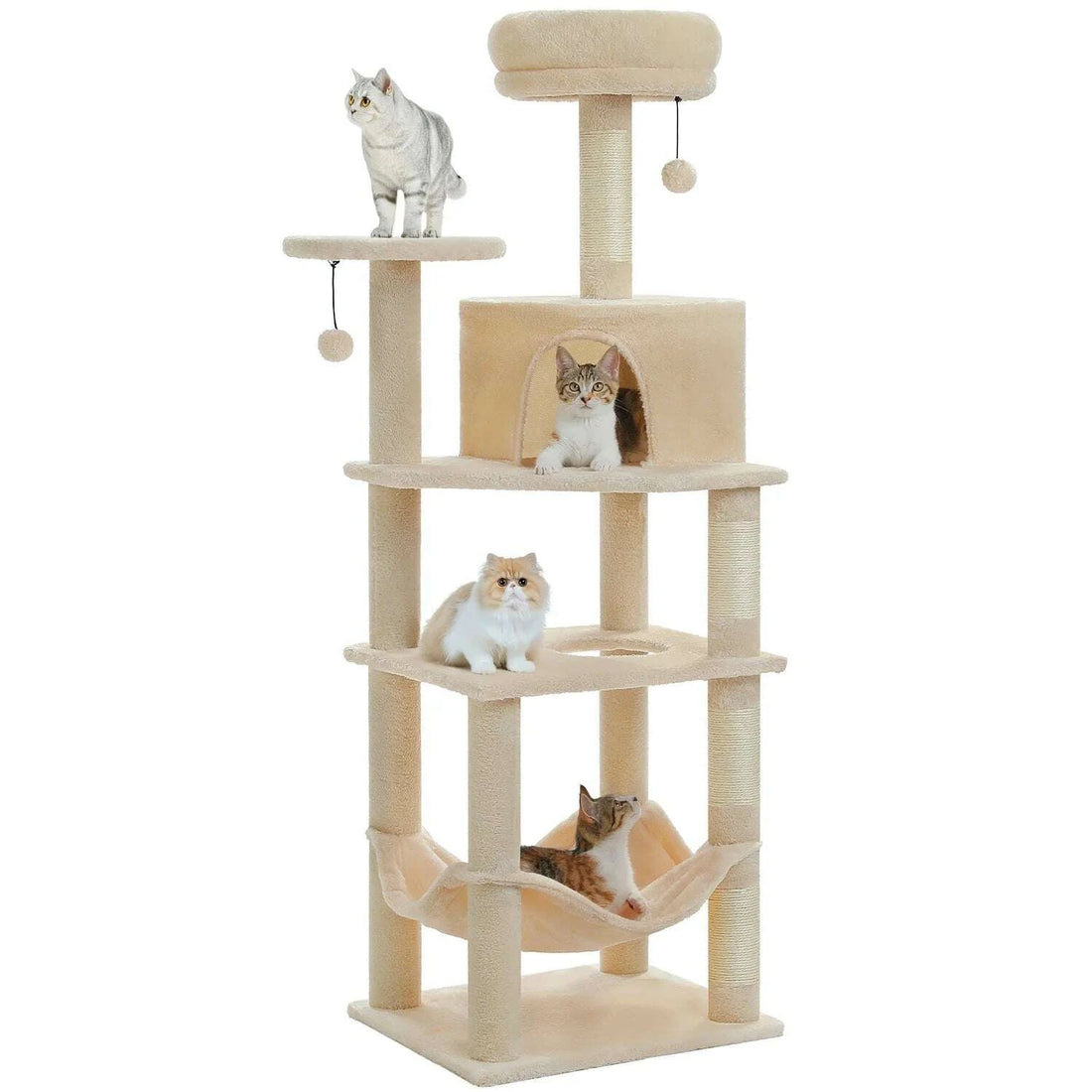 Arbre à chat beige à plusieurs niveaux avec niche, hamac et trois chats installés sur les plateformes