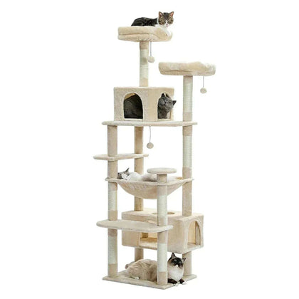 Arbre à chat beige multi-niveaux sur fond blanc, avec quatre chats sur les plateformes, dans la niche et le hamac