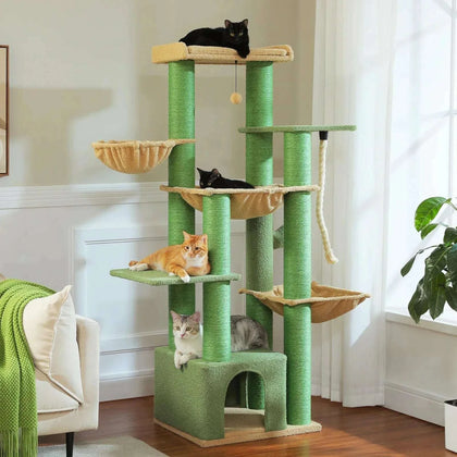 Grand arbre à chat vert en forme de cactus dans un salon lumineux, avec chats noir, roux et tigré perchés
