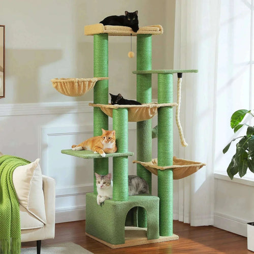 Grand arbre à chat vert en forme de cactus dans un salon lumineux, avec chats noir, roux et tigré perchés