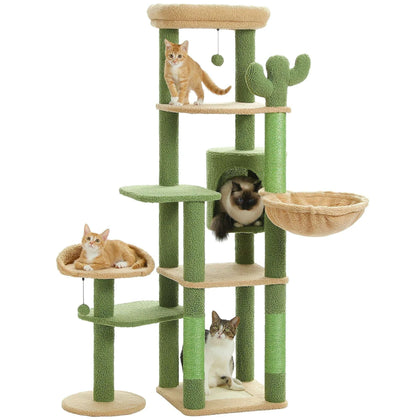 Arbre à chat cactus vert et beige sur fond blanc, avec quatre chats sur les plateaux, dans la niche et en bas