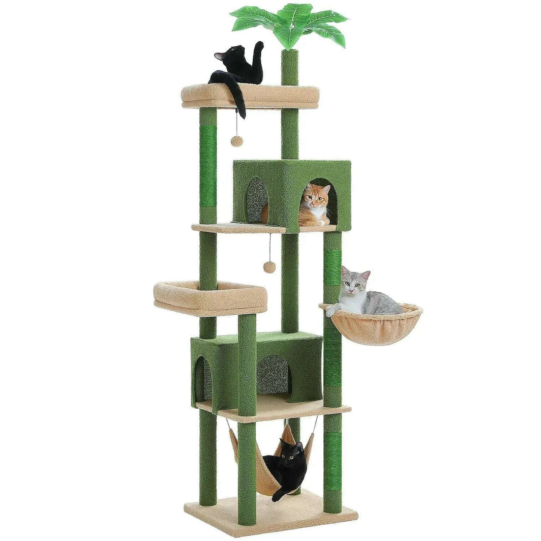 Arbre à chat vert et beige avec feuilles de palmier, hamac, niches et trois chats en situation