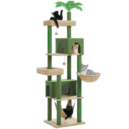 Arbre à chat vert et beige avec feuilles de palmier, hamac, niches et trois chats en situation