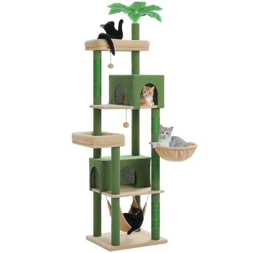 Arbre à chat vert et beige avec feuilles de palmier, hamac, niches et trois chats en situation