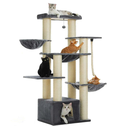Arbre à chat gris sur fond blanc avec poteaux en sisal, hamacs, niche et cinq chats installés