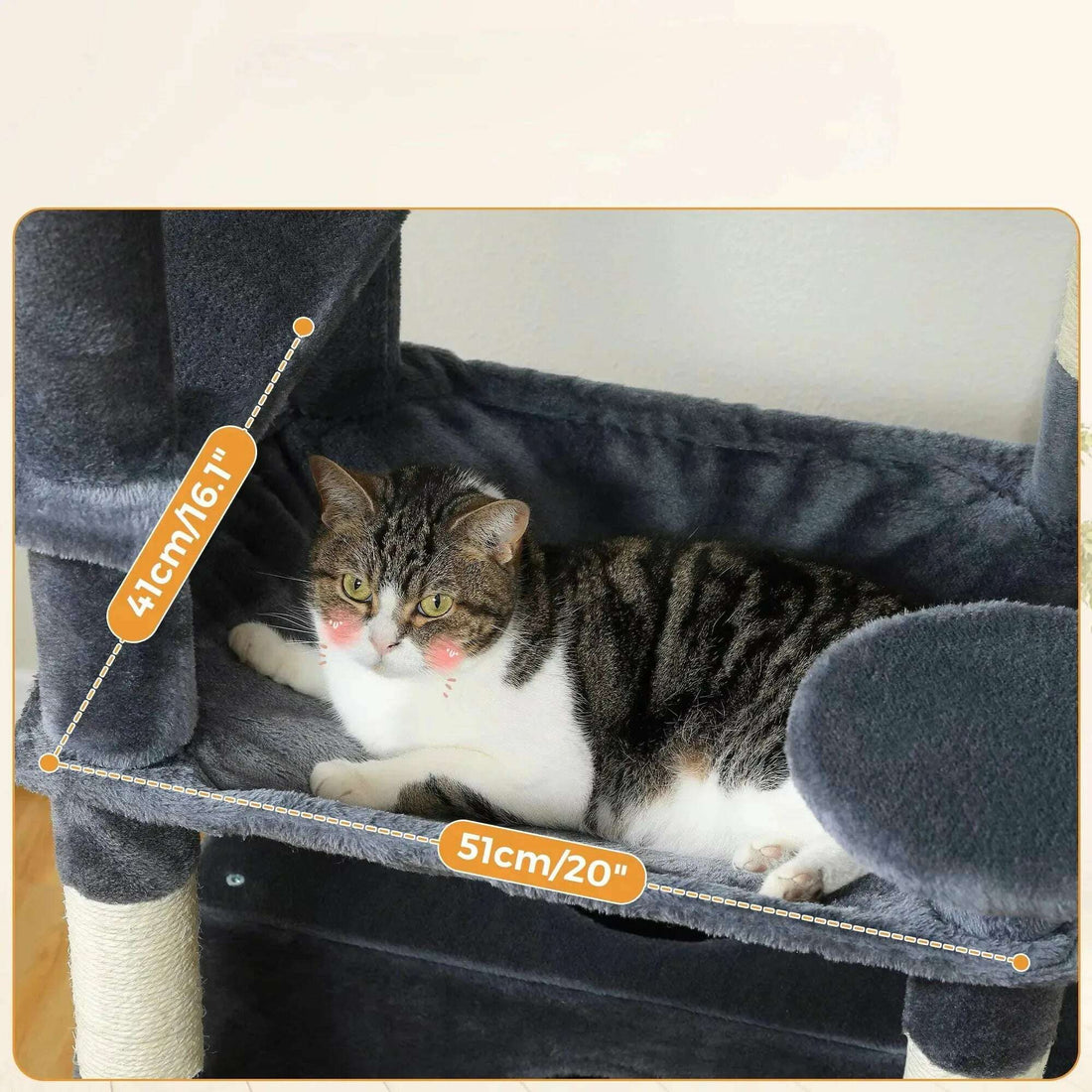 Chat tigré et blanc allongé dans le hamac gris foncé de l'arbre, largeur de 51 cm et profondeur de 41 cm