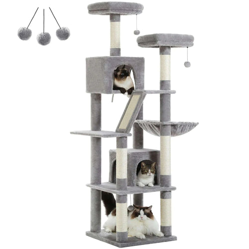 Arbre à chat gris clair multi-niveaux avec deux paniers, hamac, rampe griffoir et trois chats installés dessus