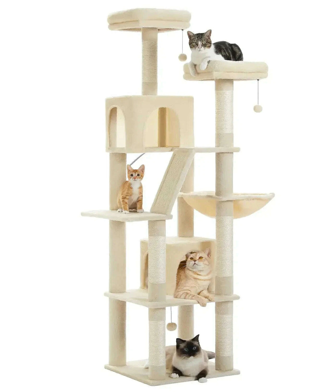 Tour à chat beige avec plateformes, hamac et niches, occupée par quatre chats dont un siamois et un roux