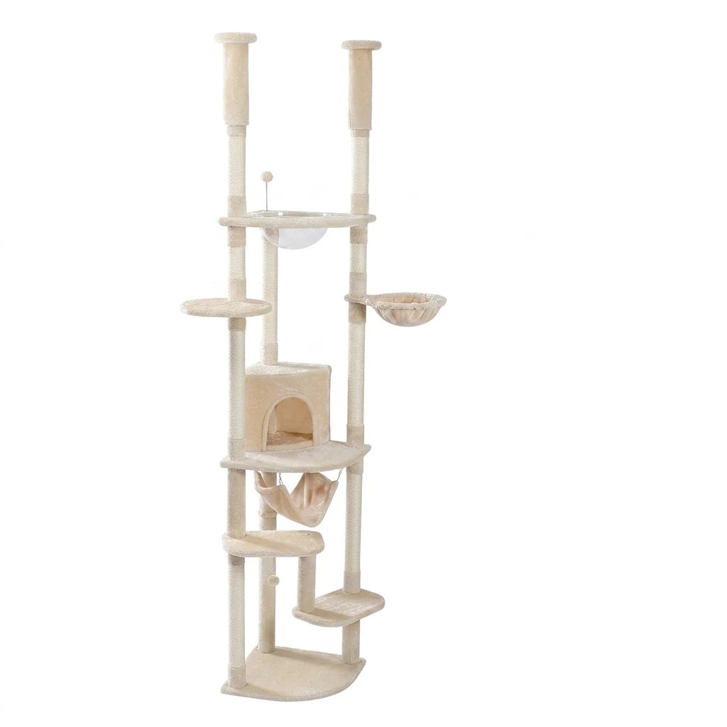 Arbre à chat vert aux plateformes en peluche beige orangé, sur fond blanc, avec niche, hamac vert, panier et bulle