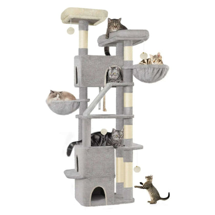 Arbre à chat gris clair sur fond blanc avec niches, hamacs, griffoirs en sisal et plusieurs chats installés