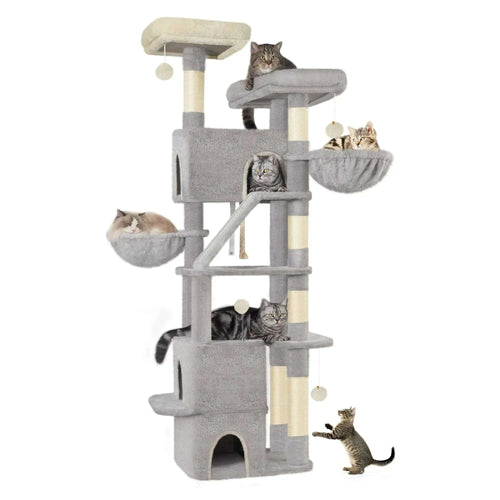 Arbre à chat gris clair sur fond blanc avec niches, hamacs, griffoirs en sisal et plusieurs chats installés