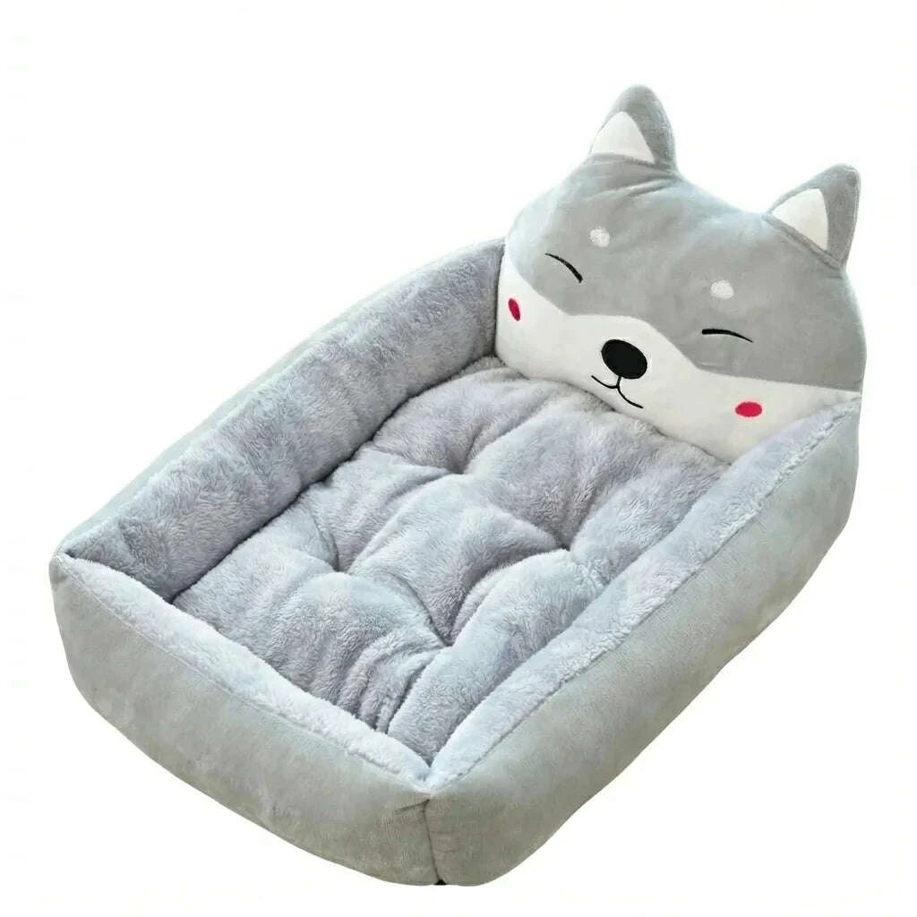 Panier pour chat gris en peluche, tête de husky aux oreilles dressées, vu de dessus sur fond blanc