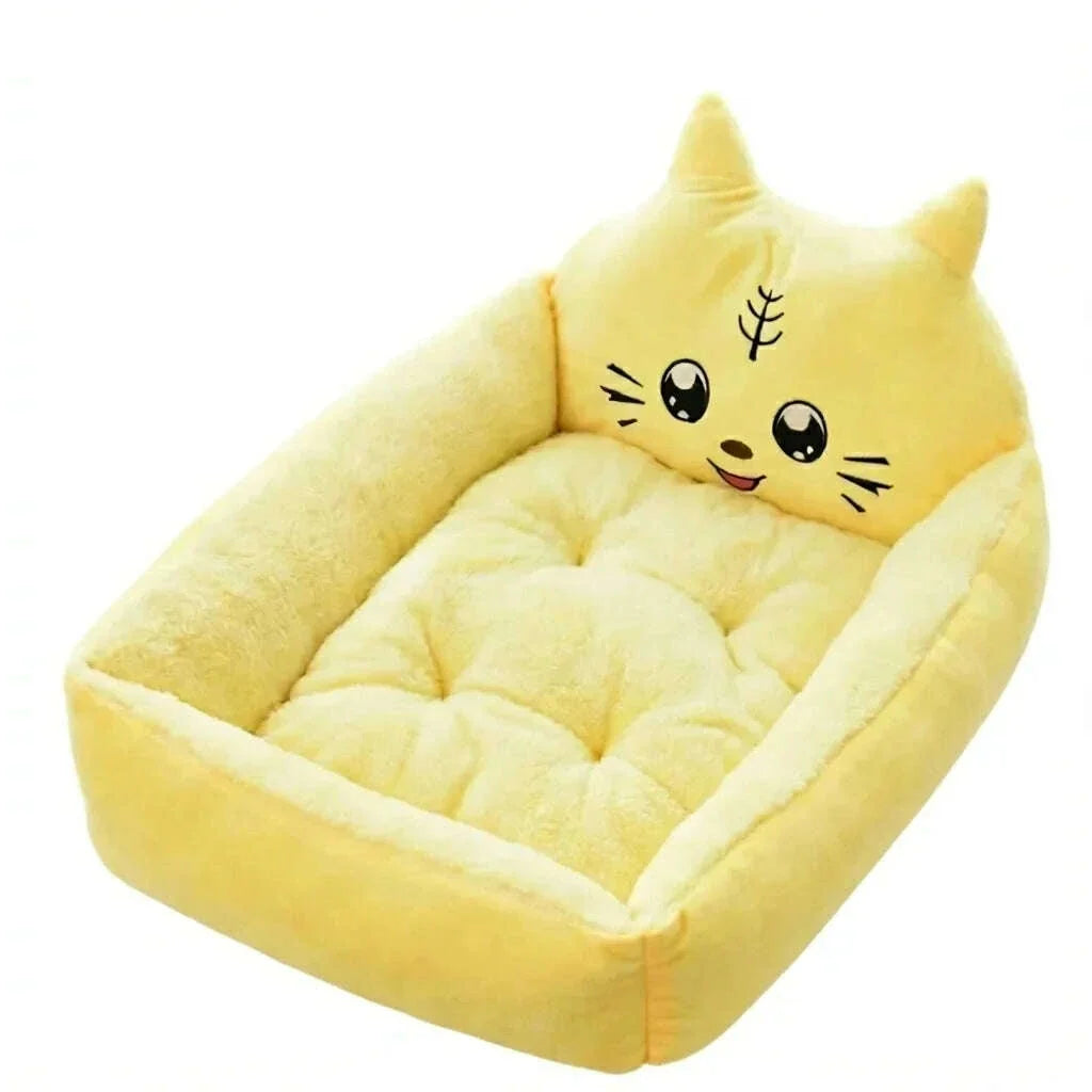 Panier jaune pastel tout doux avec visage de chat dessiné, moustaches brodées et coussin matelassé