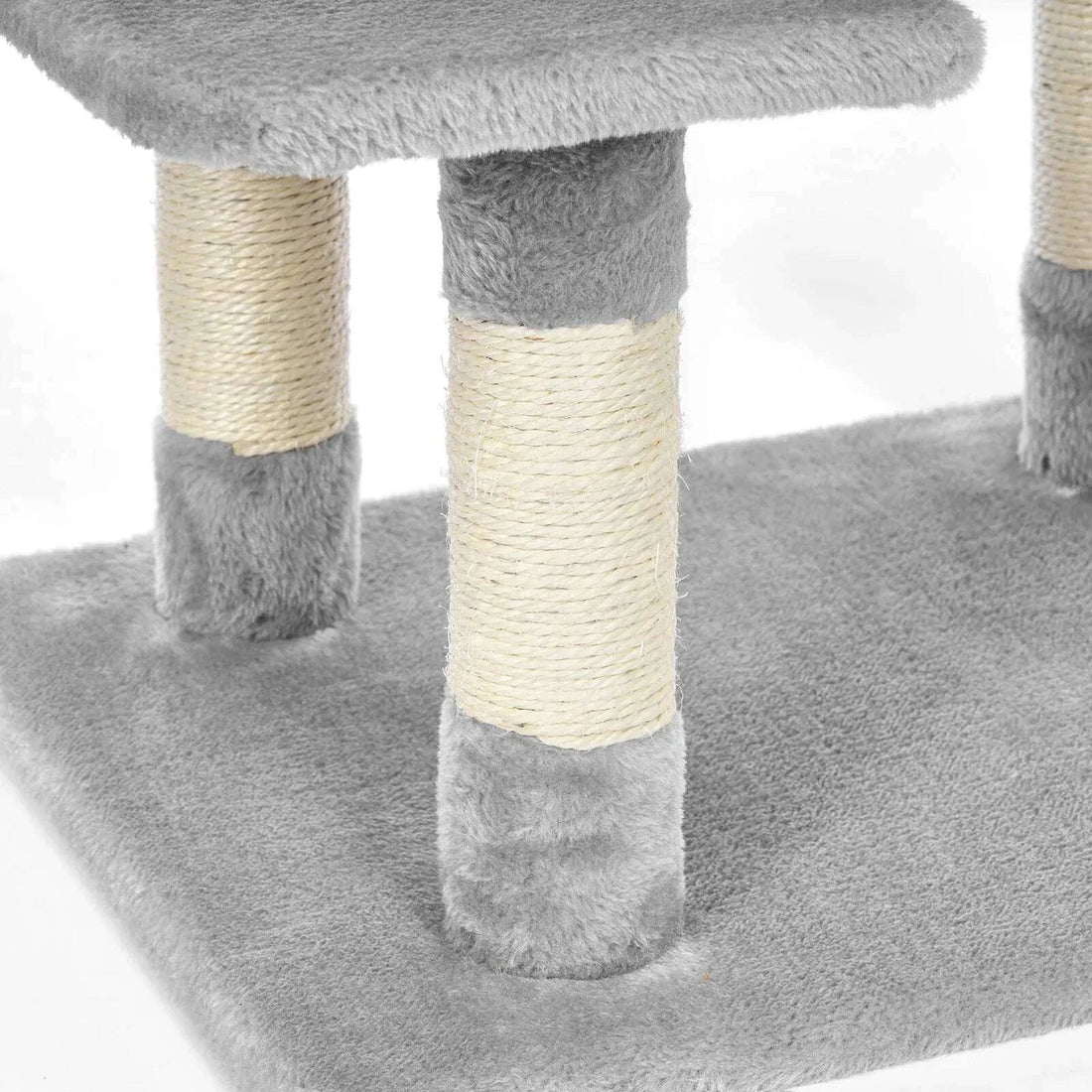Détail des poteaux recouverts de corde de sisal et de la base en peluche grise du griffoir sur pied