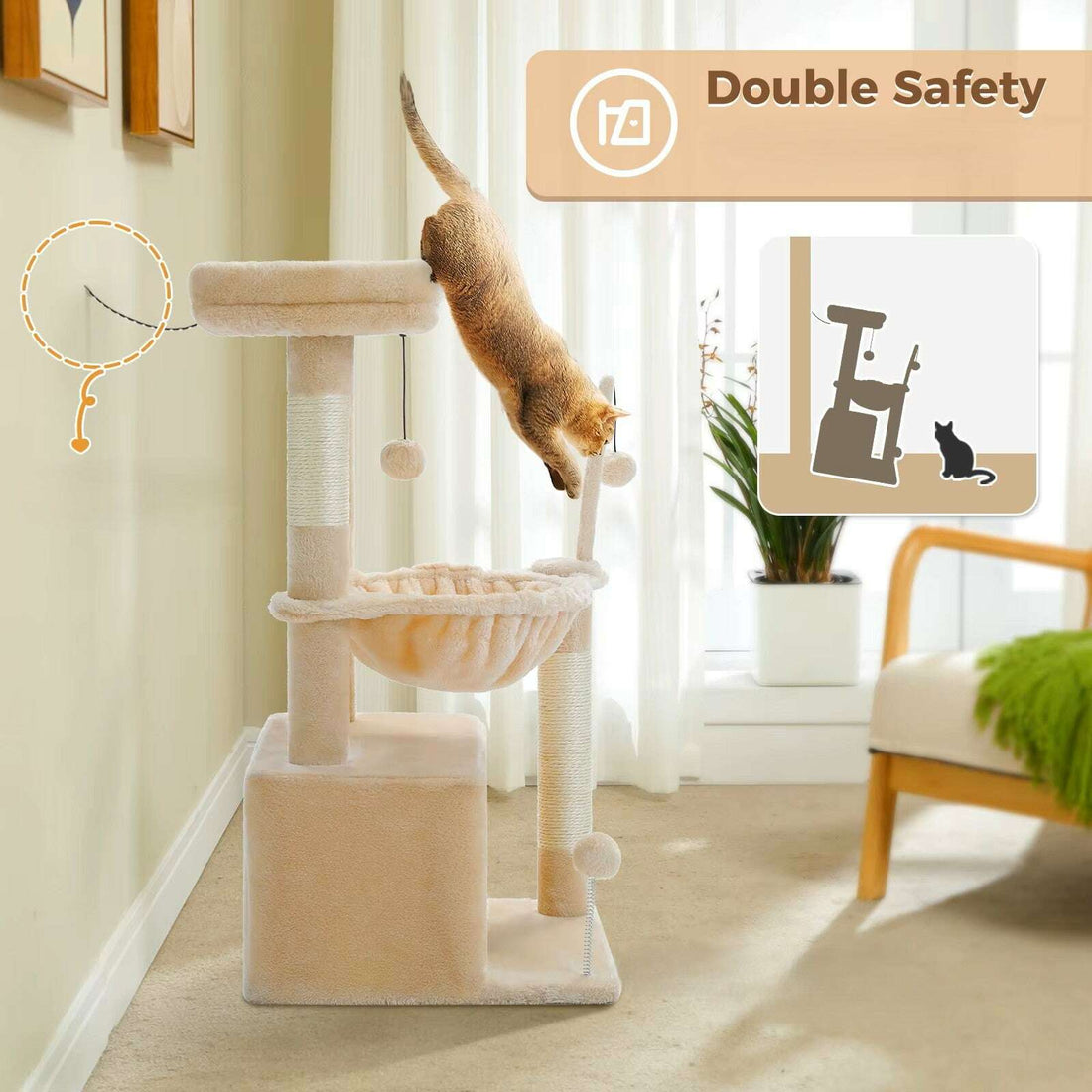 Chat roux bondissant depuis un arbre à chat beige, sangle antibasculement au mur, mention Double Safety