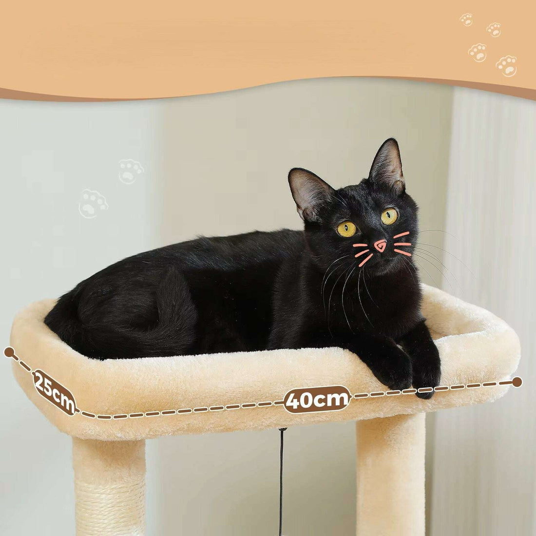 Plateforme supérieure d'un arbre à chat beige de 40 × 25 cm où se détend un chat noir