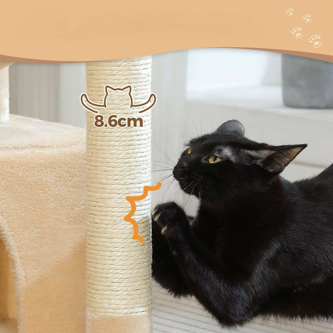 Chat noir griffant le poteau en sisal de 8,6 cm de diamètre d'un arbre à chat