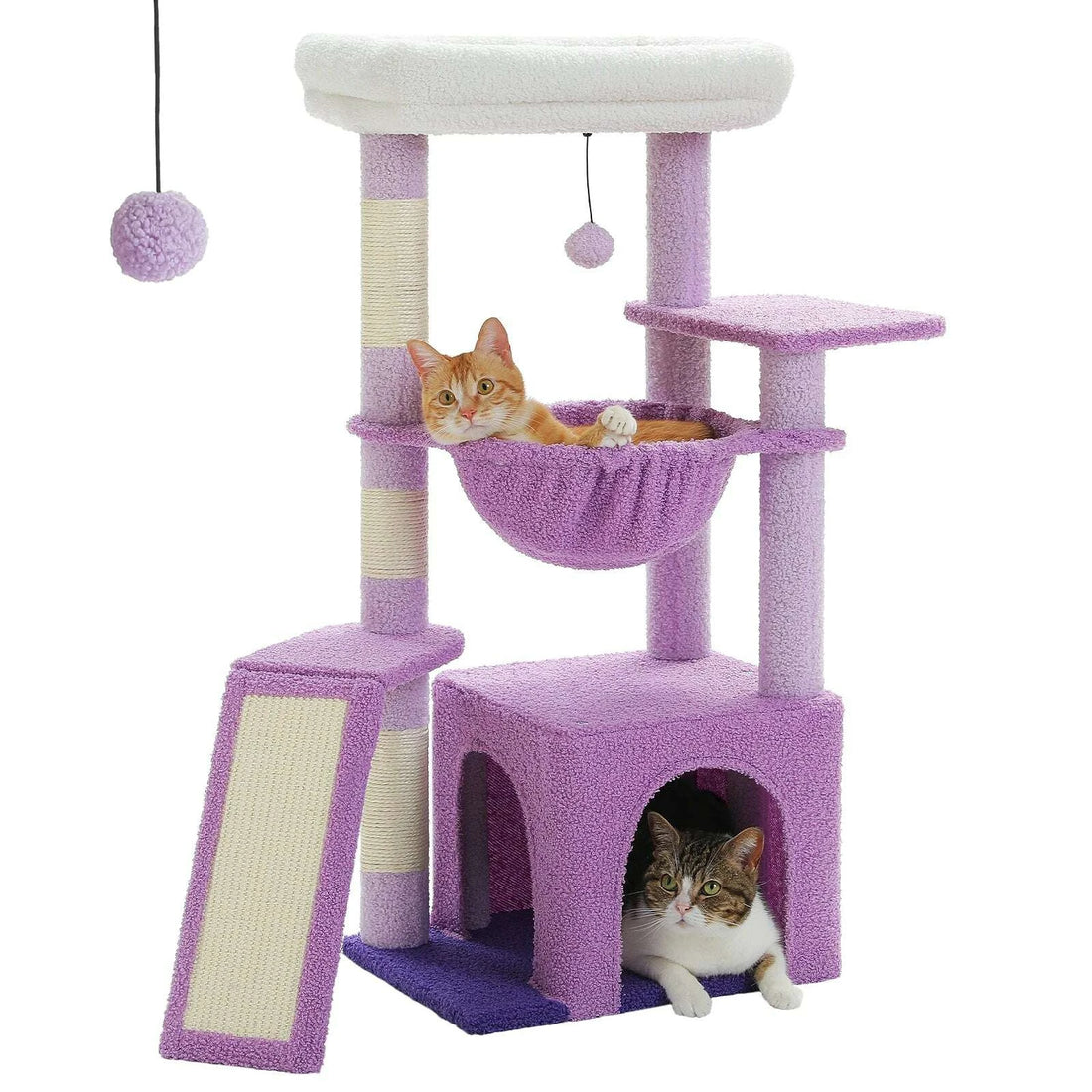 Arbre à chat lilas et blanc avec hamac, niche, rampe en sisal et deux chats, sur fond blanc
