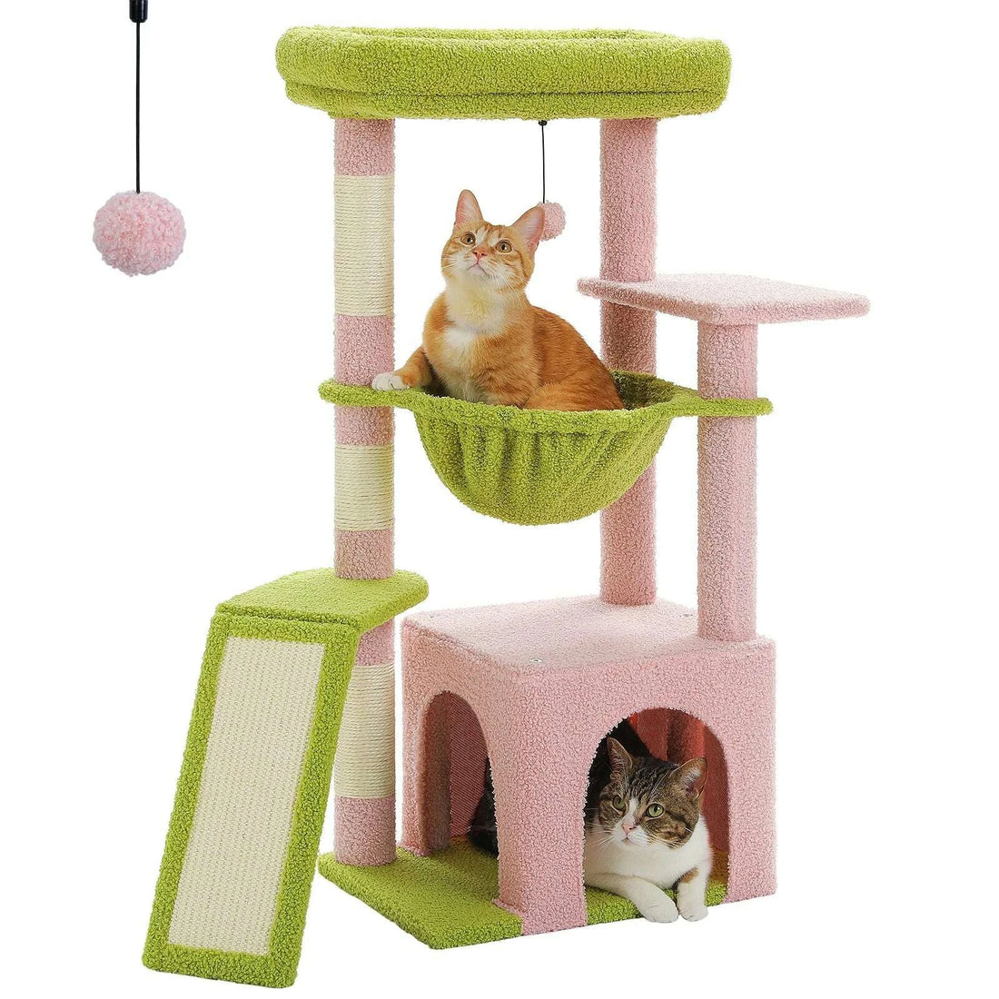 Arbre à chat rose et vert anis avec hamac en bouclette verte, chat roux au-dessus et chat tigré dans la niche