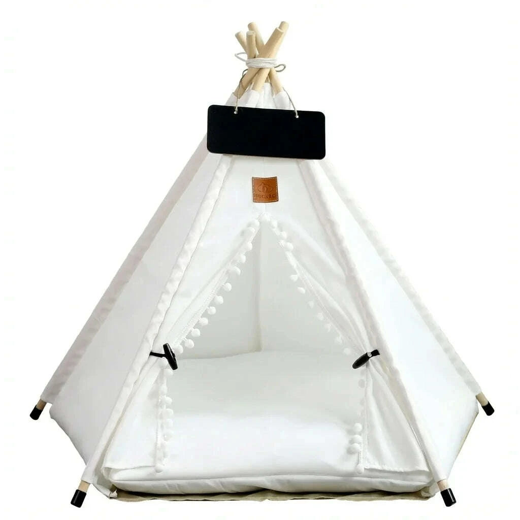 Tipi blanc pour chat à pompons, mâts en bois, ardoise noire et coussin blanc, vu de face sur fond uni