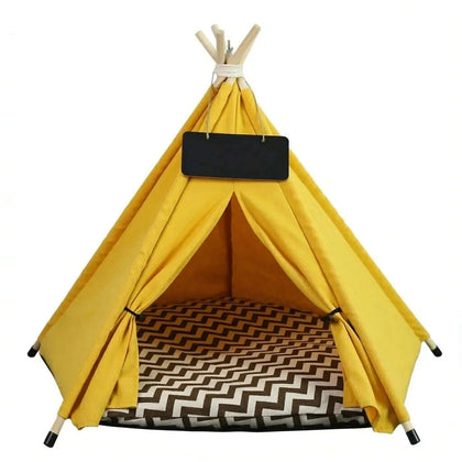 Tipi pour chat en toile jaune avec mâts en bois, ardoise noire et coussin à chevrons marron et blanc