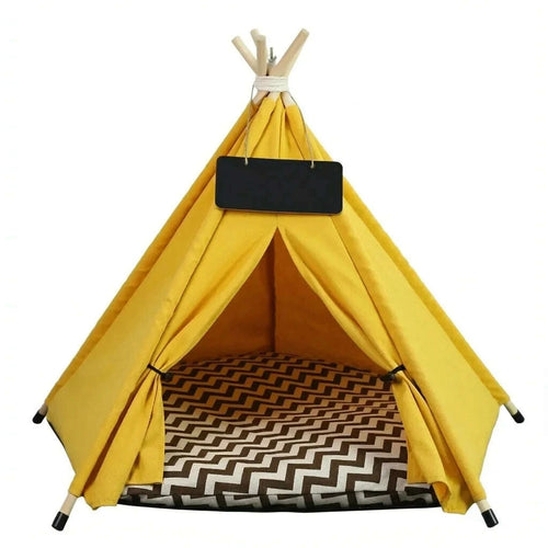 Tipi pour chat en toile jaune avec mâts en bois, ardoise noire et coussin à chevrons marron et blanc