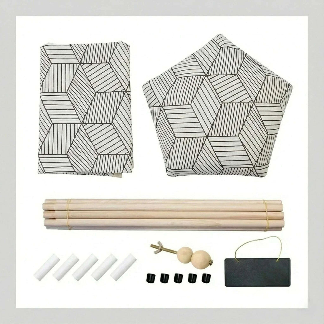 Contenu du kit du tipi : toile pliée, coussin pentagonal, mâts en bois, craies, embouts et ardoise