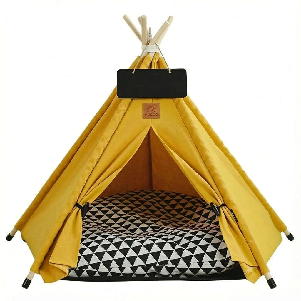 Tente tipi jaune pour chat, mâts en bois, ardoise noire et coussin à triangles noirs et blancs