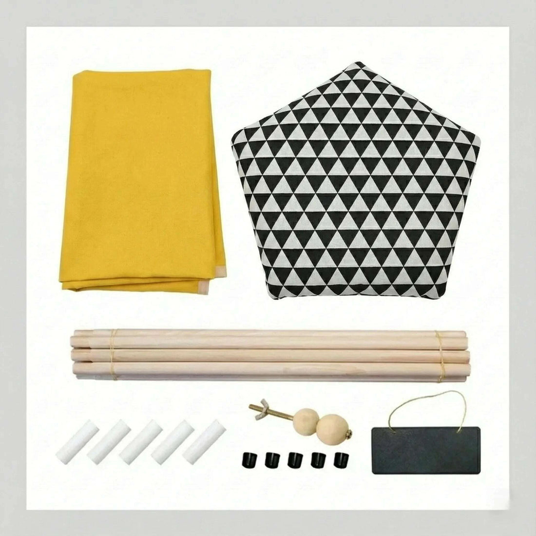 Contenu de la tente pour chat : toile jaune, coussin pentagonal à triangles, cinq mâts en bois, ardoise, embouts