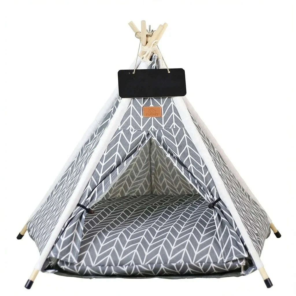 Tente tipi pour chat en toile grise à chevrons blancs, mâts en bois et petite ardoise suspendue, vue de face