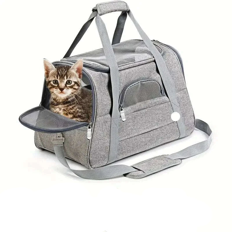 Sac de voyage gris chiné avec un chaton tigré qui sort la tête par le rabat en maille ouvert