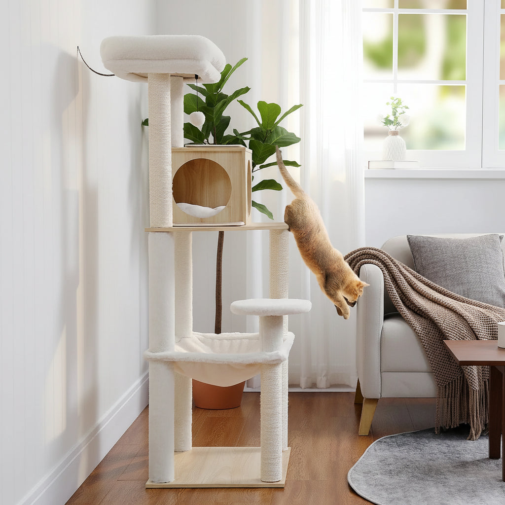 Chat roux sautant depuis la niche d'un griffoir haut beige, près d'un fauteuil et d'un ficus
