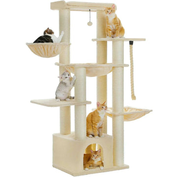 Arbre à chat beige sur fond blanc avec hamacs, plateformes, niche et corde, plusieurs chats installés dessus