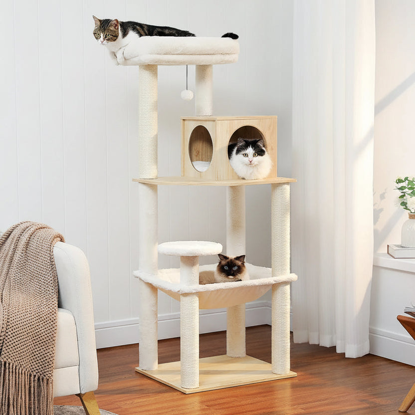 Arbre à chat beige à plusieurs niveaux avec niche en bois, hamac, poteaux en sisal et deux chats