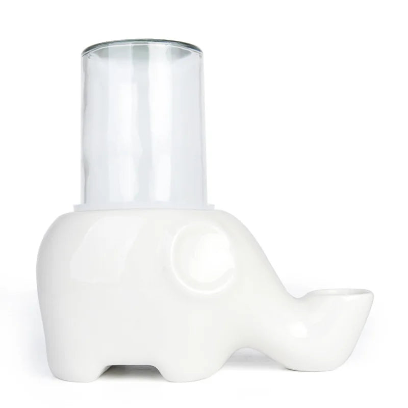 Point d'eau pour chat en céramique blanche brillante, éléphant stylisé portant un réservoir en verre transparent