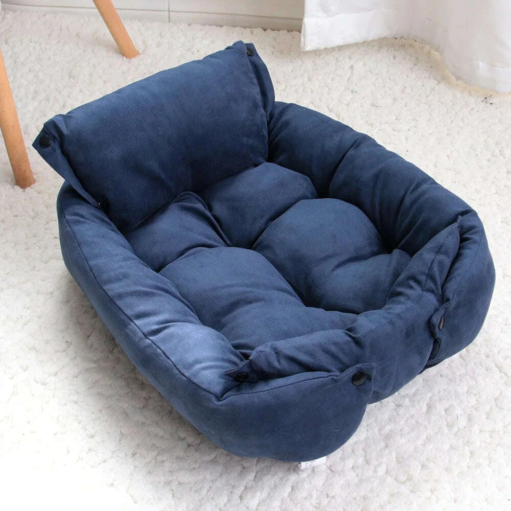 Couchage bleu marine en forme de fauteuil, assise matelassée, dossier et rebords fermés par des pressions noires
