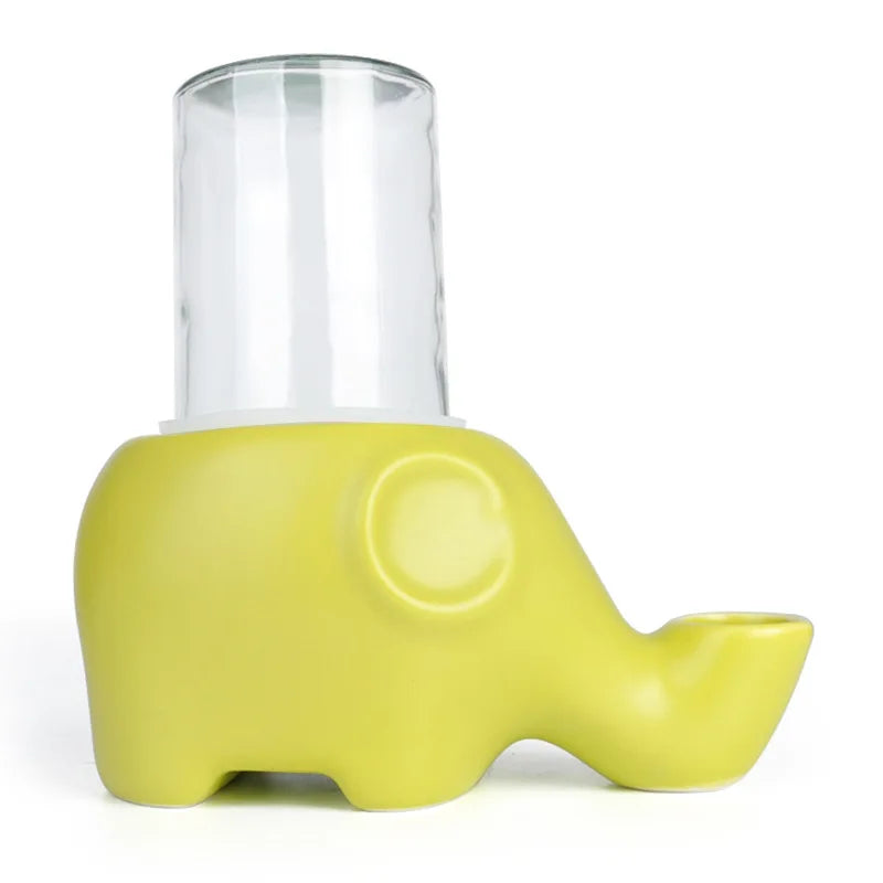 Abreuvoir pour chat vert anis en forme d'éléphant, socle en céramique mate surmonté d'un réservoir en verre