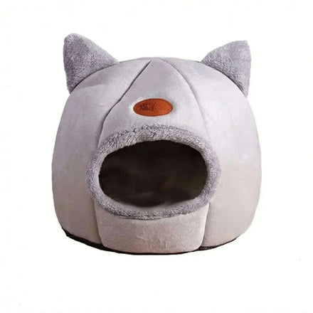 Igloo gris clair pour chat avec oreilles en peluche et écusson orange, vu de face sur fond blanc