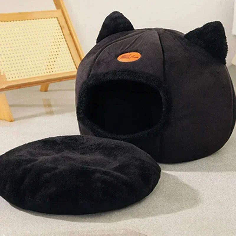 Couchage fermé noir en forme de tête de chat, accompagné de son coussin rond en peluche noire