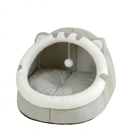 Niche igloo grise pour chat avec liseré blanc, oreilles et pompon suspendu, vue de face sur fond blanc
