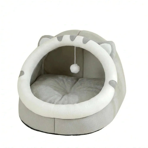 Niche igloo grise pour chat avec liseré blanc, oreilles et pompon suspendu, vue de face sur fond blanc