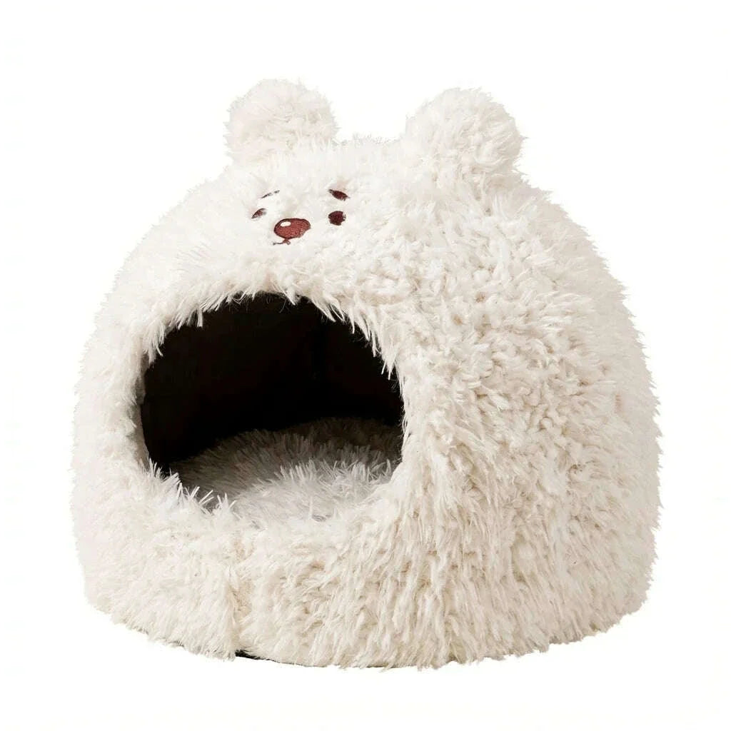Maison ourson en peluche blanche pour chat, grande ouverture et petites oreilles rondes, sur fond uni