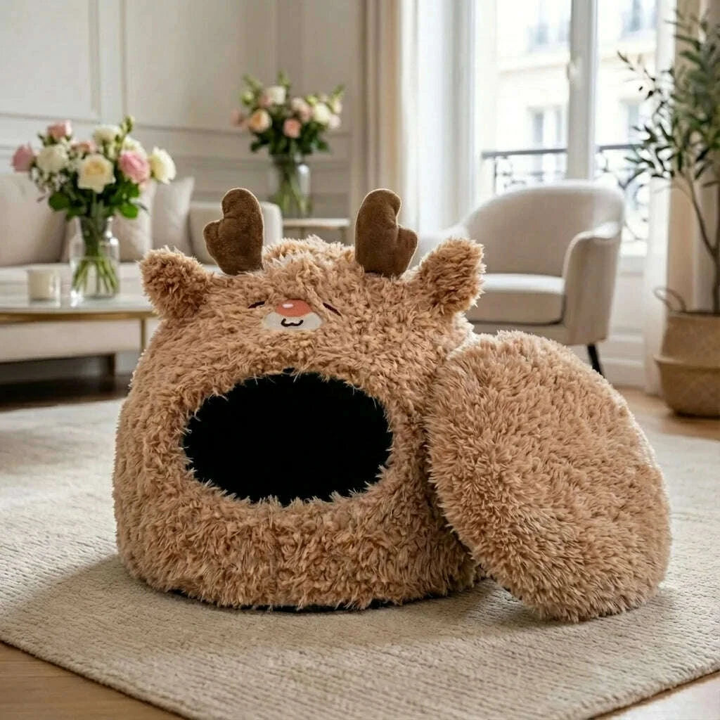 Panier igloo renne en peluche pour chat, coussin rond amovible posé à côté, dans un salon lumineux