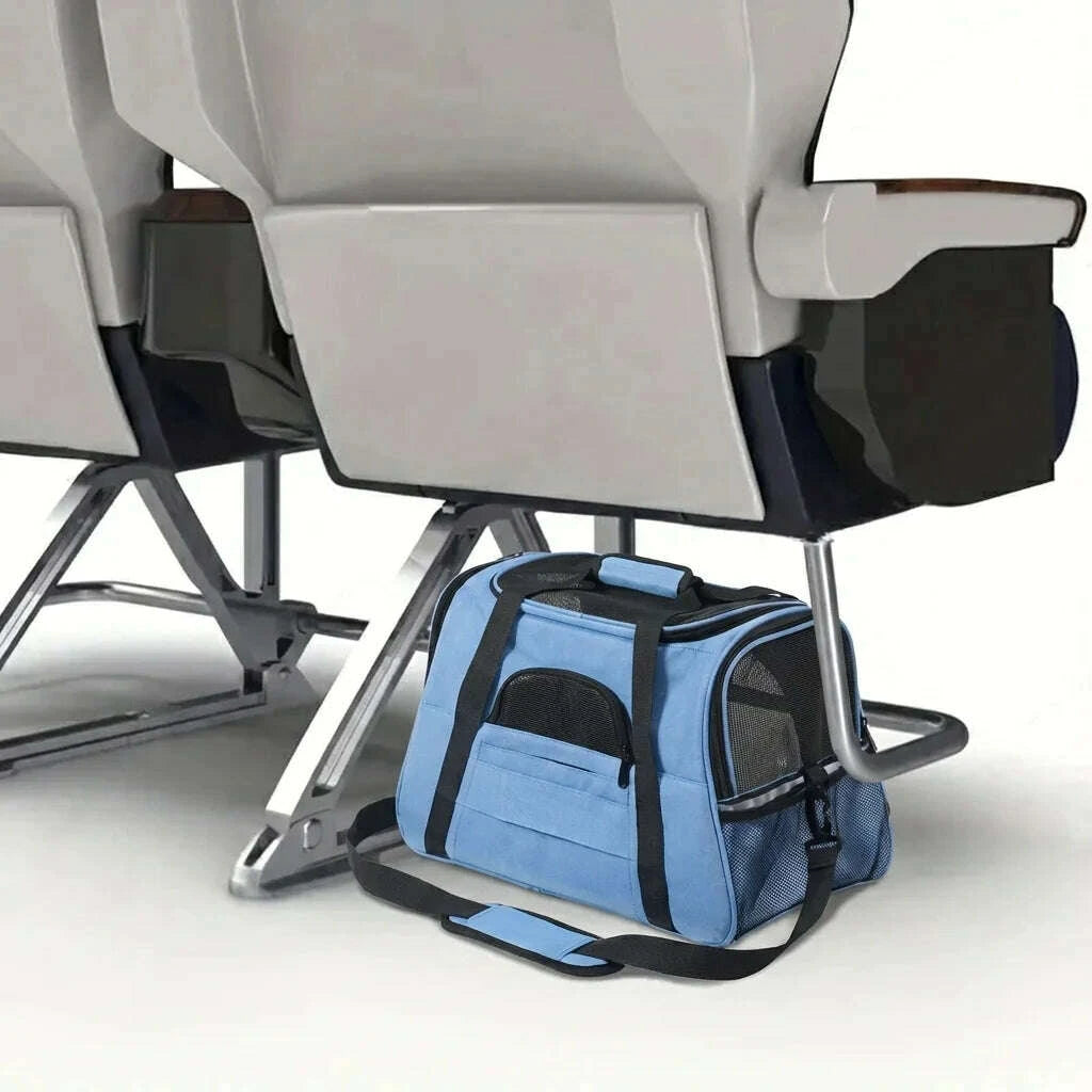 Sac de transport bleu rangé sous un siège d'avion, avec poignées et bandoulière noires