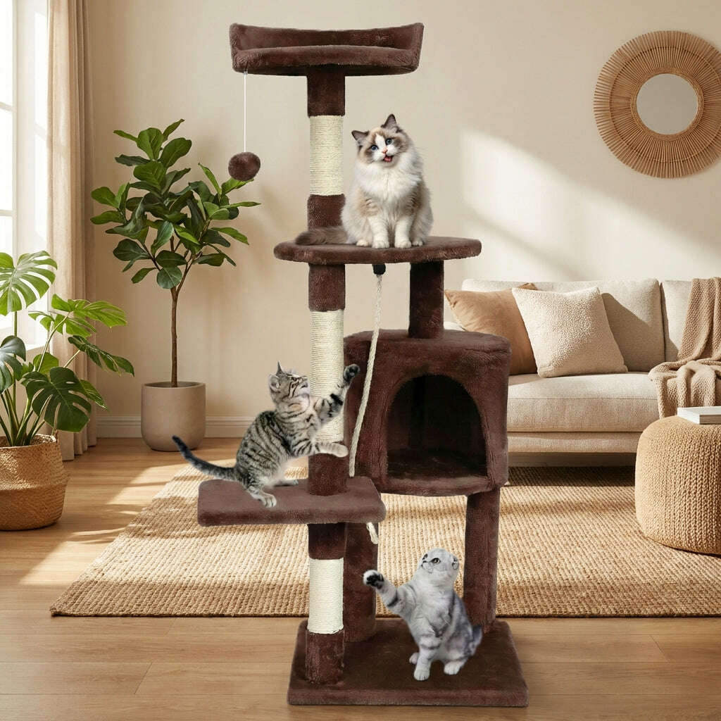 Grand arbre à chat en peluche marron dans un salon clair, près d'un canapé beige, avec trois chats qui jouent