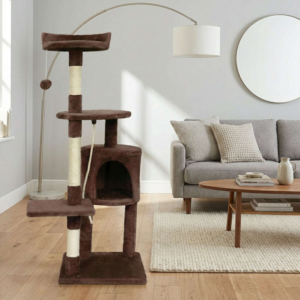 Griffoir sur pied marron à plateformes et niche, installé dans un salon gris à côté d'un canapé et d'un lampadaire