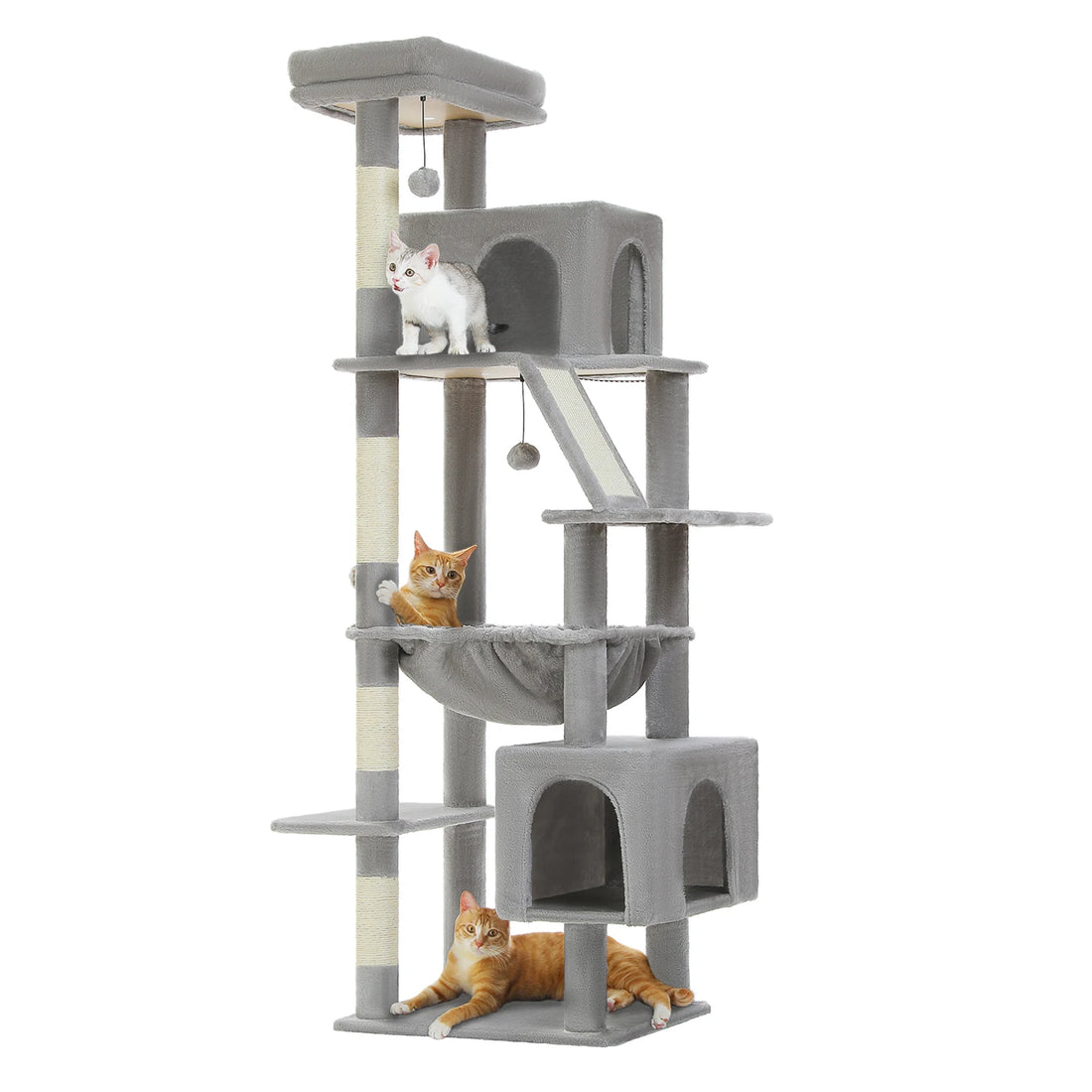 Tour à chat grise sur fond blanc avec un chaton dans la niche du haut, un chat roux dans le hamac et un autre au sol