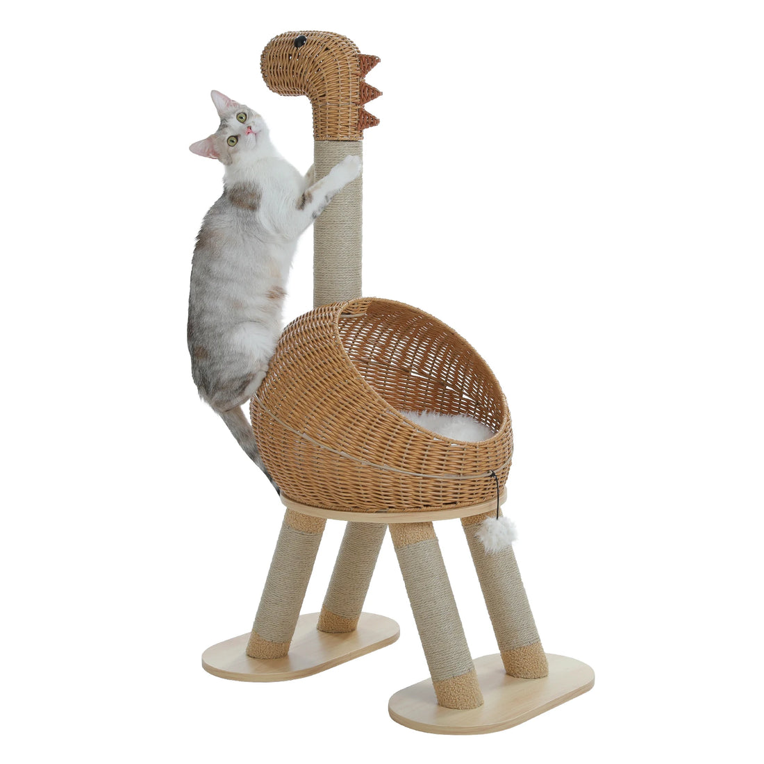 Chat gris et blanc grimpant le long du cou en sisal de l'arbre à chat dinosaure, sur fond blanc